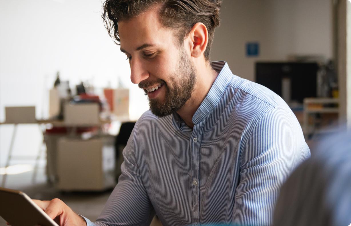 Seitenansicht eines jungen Mannes, der auf sein Handy schaut